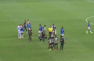 Cissé vai direto para o vestiário após se lesionar –