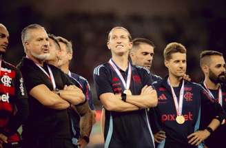 Filipe Luís com medalha de campeão carioca de 2025 –