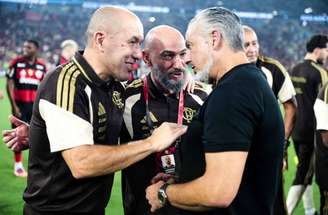 José Boto comemora o título estadual ao lado do compatriota Leonardo Jardim –