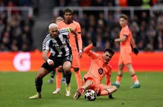 Jogadores de Newcastle e Barcelona em disputa de bola no St James’ Park –
