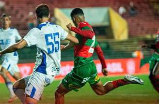 Paulo Vitor comemora gol que abriu o placar para o Avaí no Canindé –