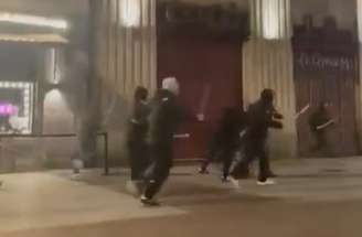 Torcedores do Celta armados com paus e pedras atacaram fãs do Lyon, em Vigo – Reprodução de video