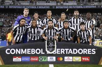 Botafogo pode ser multado pela Conmebol por atraso e cortes de meias –