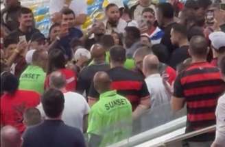 Pai de Gerson deixa área do Maracanã escoltado por seguranças –