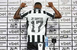 Júnior Santos recebe o manto ao lado dos diretores Léo Coelho e Alessandro Brito –