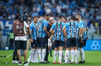 Odorico Roman, presidente do Grêmio, conversando com a imprensa –