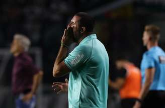 João Martins foi irônico ao tratar do gramado de São Januário –