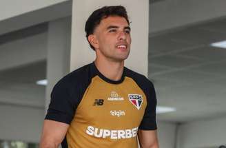 Enzo Díaz e Calleri em clima descontraído durante treino do São Paulo —