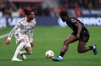 Michael Olise, do Bayern, trava disputa com Ernest Poku, do Leverkusen, na BayArena –