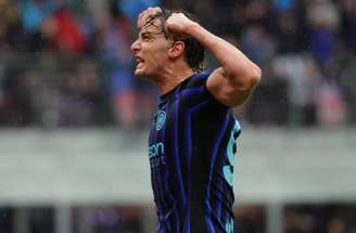 Zielinski, da Inter de Milão, finaliza contra a meta da Atalanta durante jogo no Giuseppe Meazza –