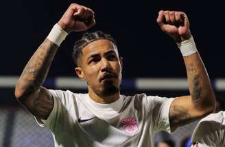 Zagueiro Nogueira recebe abraço de companheiro após gol do Sabah –