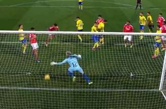 Benfica (de vermelho) não consegue sair do empate como Arouca.