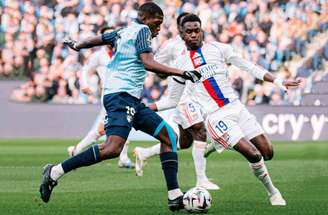 Zagueiro do Lyon, Niakhaté grita com os companheiros para encaixar a marcação do time no empate com o Le Havre.