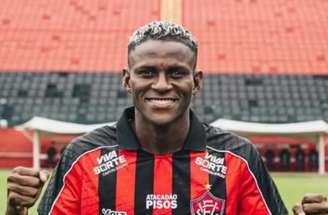 O atacante chorou de emoção na coletiva de apresentação –