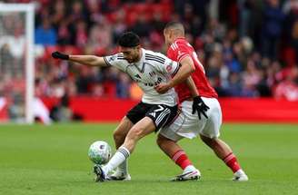 Gibbs-White (de vermelho) tenta levar o  Nottingham Forest ao ataque e recebe a marcação de Kenny Tete