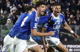 Gianluca Mancini, da Roma, disputa bola com Sergi Robertoof, do Como –