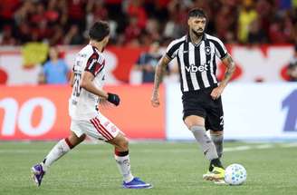 Flamengo vence o Botafogo por 3 a 0 e acirra briga pela liderança do Brasileirão –