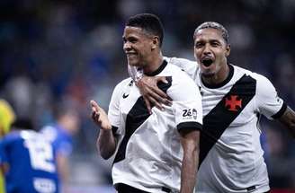 Barros marcou dois gols contra o Cruzeiro -