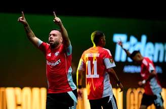 Neymar converte pênalti do presidente na Kings League –