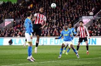 Igor Thiago comemora o gol marcado no Gtech Community Stadium –