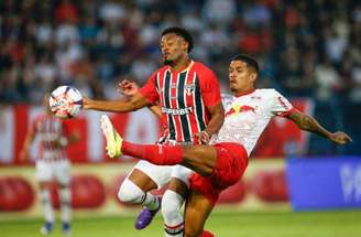 São Paulo vira sobre o Bragantino e segue líder do Brasileiro –