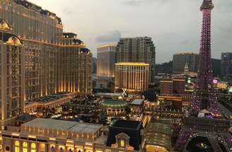 Atualmente, Macau é um dos maiores polos de entretenimento do mundo. Graças à sua posição estratégica na Ásia, atrai milhões de turistas em busca de luxo e emoção. O crescimento acelerado dos cassinos transformou a cidade numa potência econômica regional. Assim, rivaliza diretamente com Las Vegas, mas com características culturais próprias.