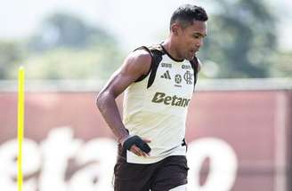 Lateral-esquerdo do Flamengo, Alex Sandro treina com proteção na mão direita –