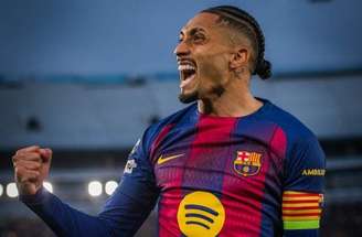 Lamine Yamal em disputa de bola com Joelinton no Camp Nou –