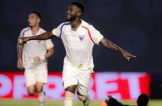 Guilherme Kayron, do Nova Iguaçu (de preto) luta pela bola com Vitinho, do  Fortaleza. 