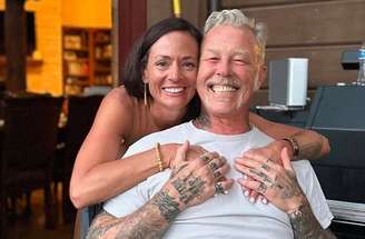 James Hetfield pede namorada Adriana Gillett em casamento durante mergulho com tubrarões.