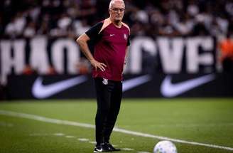 Dorival durante atividade do Corinthians no CT Joaquim Grava –