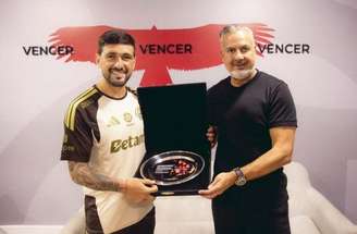 De Arrascaeta recebe homenagem pelos 100 gols pelo Flamengo –