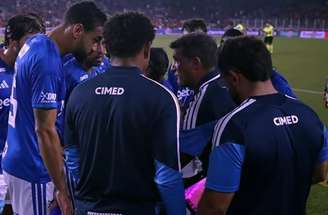 Wesley Carvalho conversa com os jogadores do Cruzeiro durante a partida –