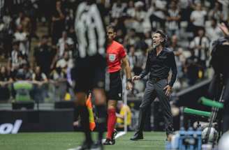 Eduardo Domínguez orienta seus jogadores durante Atlético x São Paulo, na Arena MRV –