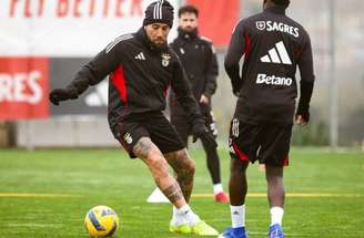 José Mourinho, graças a um efeito suspensivo, comanda o Benfica neste sábado diante do Guimarães.