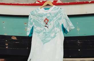 Nova camisa de Portugal tem grafismos que lembram as ondas do mar – Divulgação/FPF
