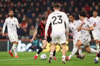 Momento do gol de pênalti marcado por Bruno Fernandes no Vitality Stadium –