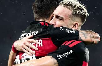 Jogadores celebram o gol de Leo Ortiz (de costas à esquerda) para o Flamengo.