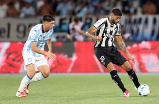 Vitinho tenta passar pela marcação. Racing fez 2 a 0 na ida e repetiu o placar na volta –