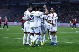 Nuno Mendes cobra pênalti e abre o placar para o PSG.