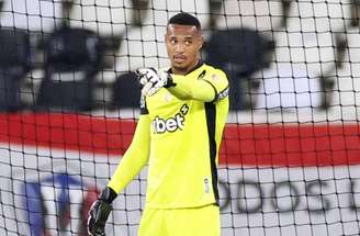 Atualmente, John está defendendo a meta do Nottingham Forest, da Inglaterra –