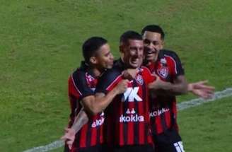 Baralhas comemora gol do Vitória -