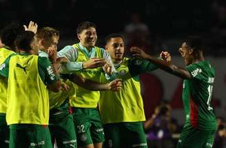 Árias chuta para fazer o gol do Palmeiras sobre o São Paulo