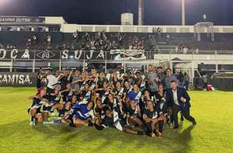 Jogadoras do Mixto comemoram com a torcida após o triunfo sobre o Botafogo.
