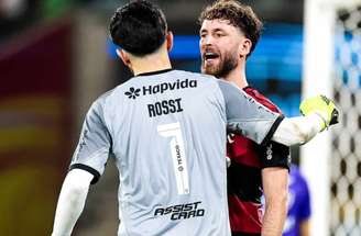 Léo Pereira abraça Rossi após a conquista do título do Campeonato Carioca de 2026 –