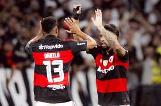 Danilo (mais à esquerda) e os Jogadores do Flamengo comemoram o gol de Paquetá