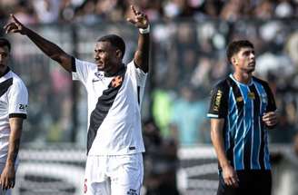 Cuiabano comemora gol que virou assistência no Vasco –