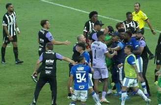 Tudo começou quando Everson travou disputa com Christian e culminou no tumulto que resultou em 23 expulsões –