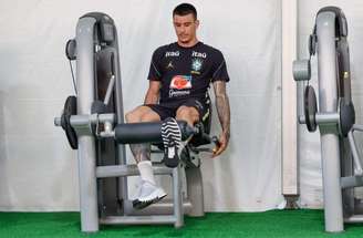 Roger Ibanez em ação pelo Al-Ahli –