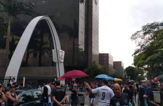 Sócios do Corinthians pedem intervenção judicial no clube –